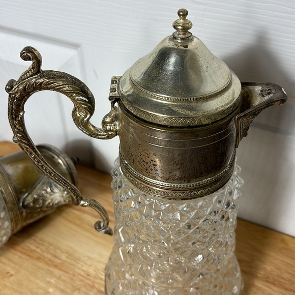 2 VINTAGE Glass pitchers / carafe with silver tops - Picture 6 of 9